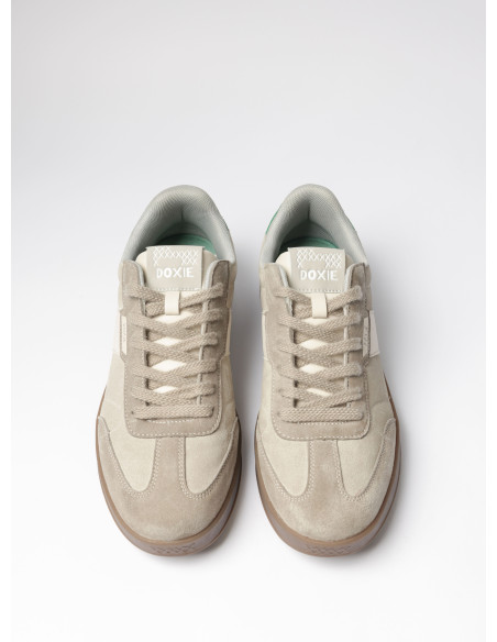 Zapatilla gris de diseño minimalista, adecuada para actividades cotidianas.