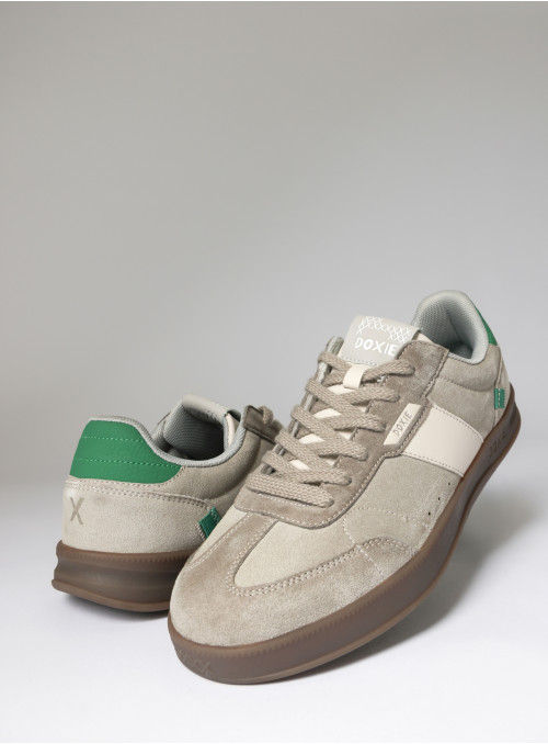 Zapatilla masculina gris, estilo urbano, combina comodidad y elegancia.