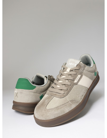 Zapatilla masculina gris, estilo urbano, combina comodidad y elegancia.