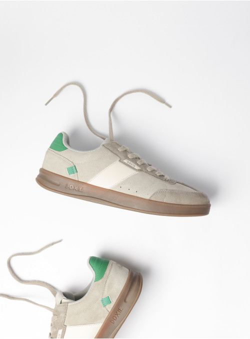 Zapatilla masculina gris, estilo urbano, combina comodidad y elegancia.