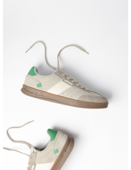 Zapatilla de cuero y sintético en color gris, perfecta para el día a día.