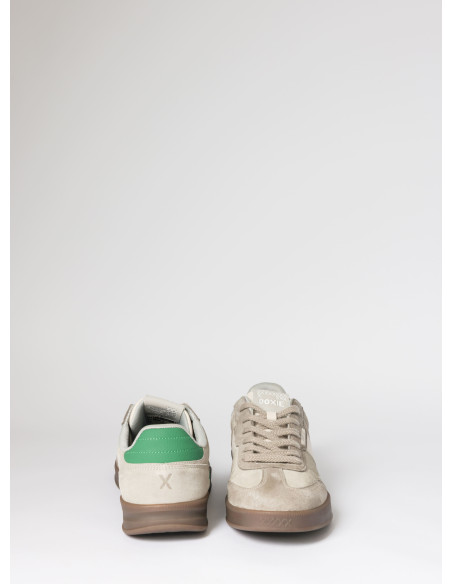 Zapatilla gris para hombre con líneas marcadas, ideal para un look casual.