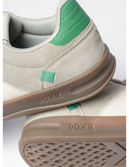 Zapatilla urbana gris para hombre de cuero y sintético, diseño limpio y moderno.