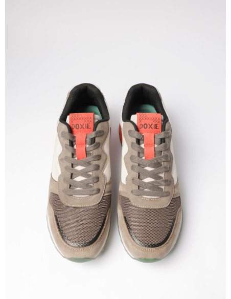 Zapatilla urbana de cuero, mezcla de estilo clásico y moderno, adecuada para el ritmo de la ciudad.