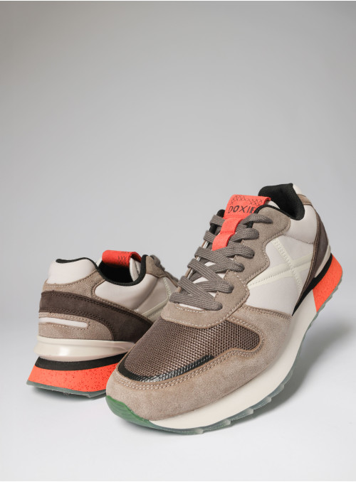 Zapatilla de hombre en color café, ideal para quienes buscan energía y textura en su calzado diario.