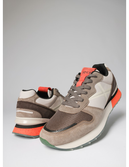 Zapatilla de hombre en color café, ideal para quienes buscan energía y textura en su calzado diario.