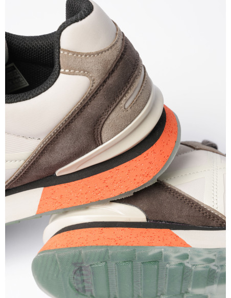 Zapatilla masculina de cuero y textil, combina estilo urbano con comodidad para el día a día.