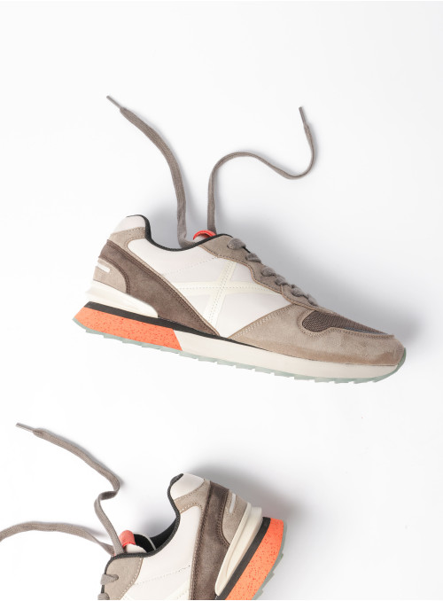 Zapatilla de hombre en color café, ideal para quienes buscan energía y textura en su calzado diario.