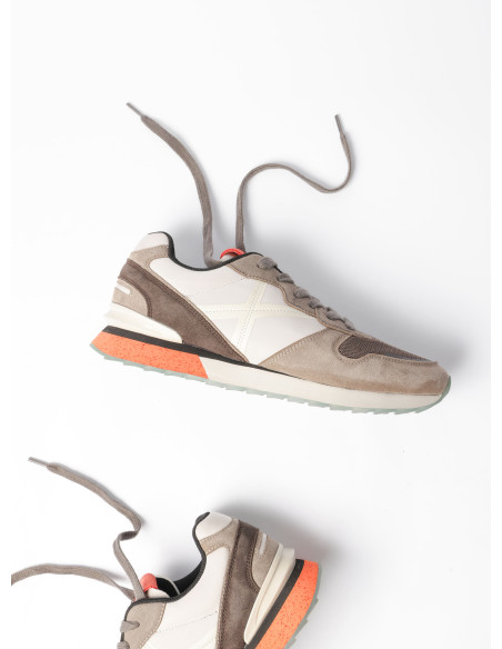 Zapatilla con diseño contemporáneo en tonos marrones, perfecta para un look activo y moderno.