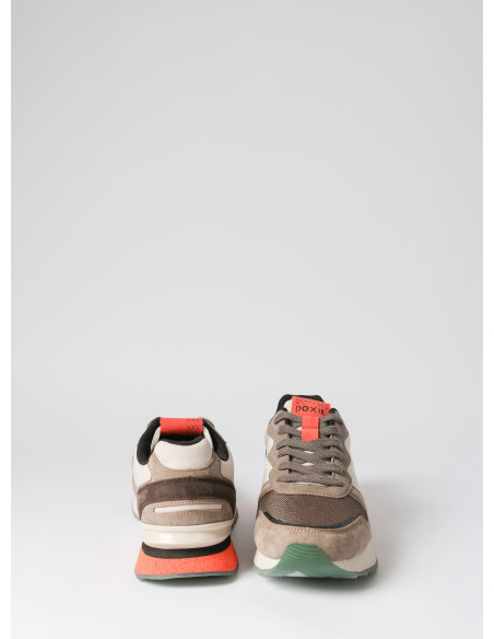 Zapatilla urbana de cuero color café para hombre, ideal para actividades dinámicas en la ciudad.