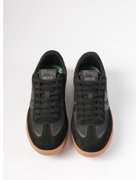 Zapatilla de cuero y textil en negro, perfecta para un estilo constante y actitud firme.