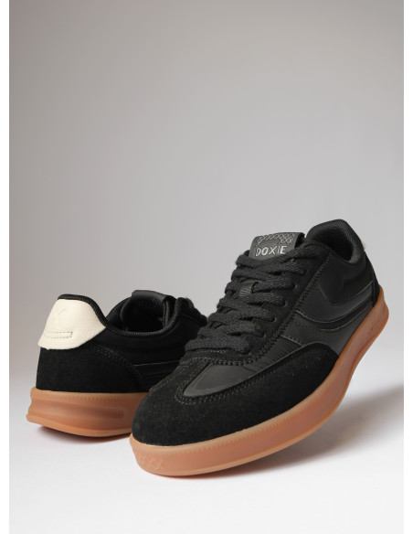 Zapatilla negra de mujer con suela gum, ideal para complementar outfits sin sobrecargar.