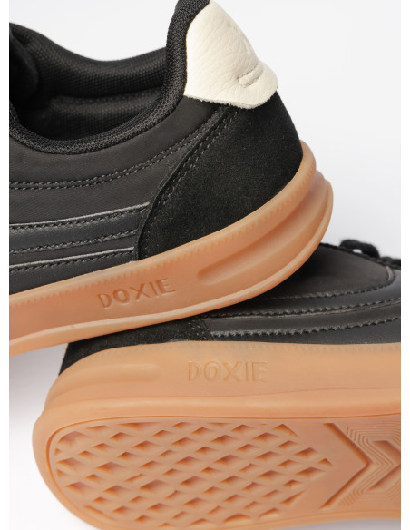 Zapatilla de mujer con diseño versátil en cuero, combina comodidad y estilo urbano.