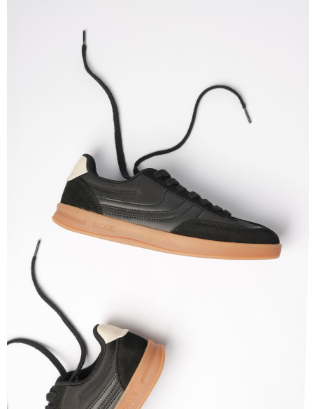 Zapatilla de corte clásico en negro profundo, perfecta para looks street.