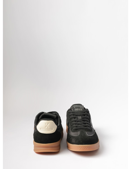 Zapatilla urbana negra de mujer en cuero y textil, ideal para el uso diario con suela gum.