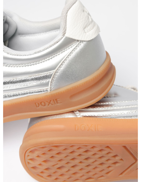 Zapatilla de cuero y textil, estilo urbano, diseñada para el movimiento y la expresión artística femenina.