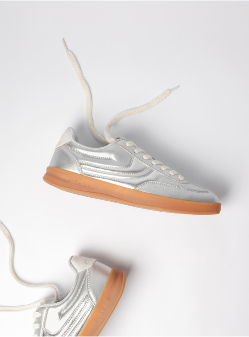 Zapatilla urbana de cuero y textil en color plata, ideal para mujeres que buscan estilo y funcionalidad.