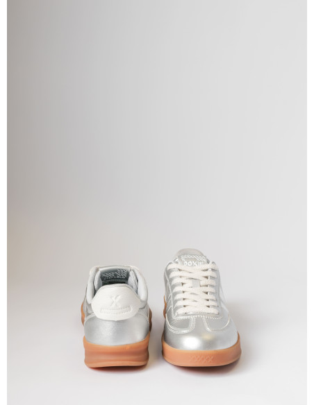 Zapatilla metálica para mujer, perfecta para actividades urbanas con un toque artístico y retro.