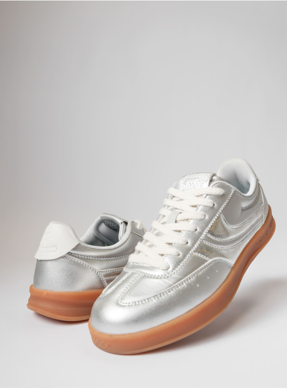 Zapatilla urbana de cuero y textil en color plata, ideal para mujeres que buscan estilo y funcionalidad.