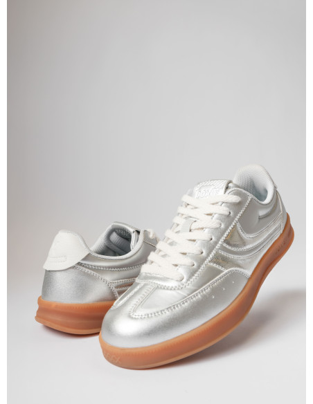 Zapatilla urbana de cuero y textil en color plata, ideal para mujeres que buscan estilo y funcionalidad.