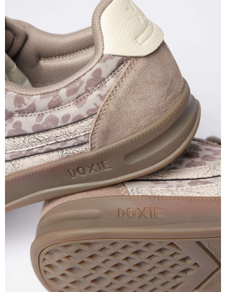 Zapatilla de mujer en animal print, estilo urbano, confeccionada en cuero y textil, ideal para actividades artísticas. Zapatilla