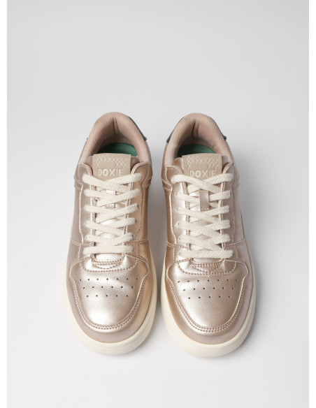 Zapatilla dorada con detalles brillantes, perfecta para complementar outfits casuales y chic.