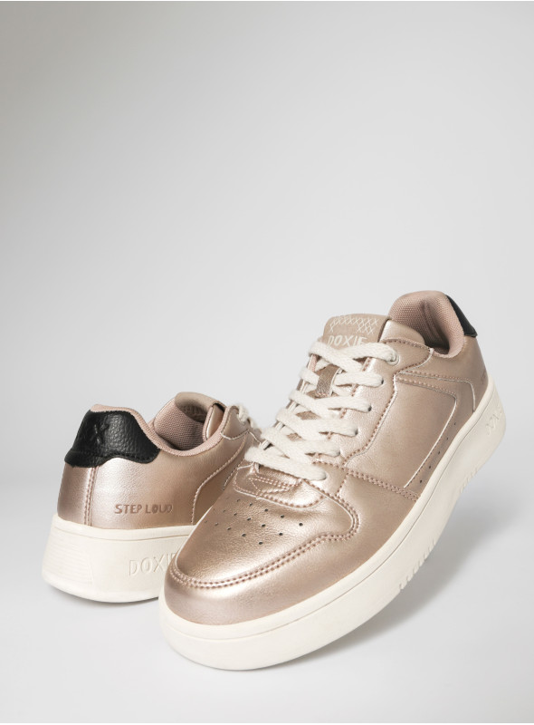 Zapatilla de mujer con diseño urbano y material sintético, ideal para quienes buscan comodidad y elegancia.