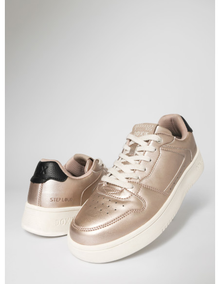 Zapatilla de mujer con diseño urbano y material sintético, ideal para quienes buscan comodidad y elegancia.