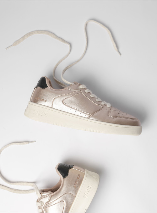 Zapatilla de mujer con diseño urbano y material sintético, ideal para quienes buscan comodidad y elegancia.