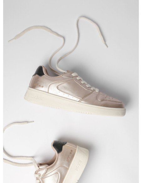 Calzado femenino en tono oro, perfecto para destacar en cualquier actividad urbana con estilo.