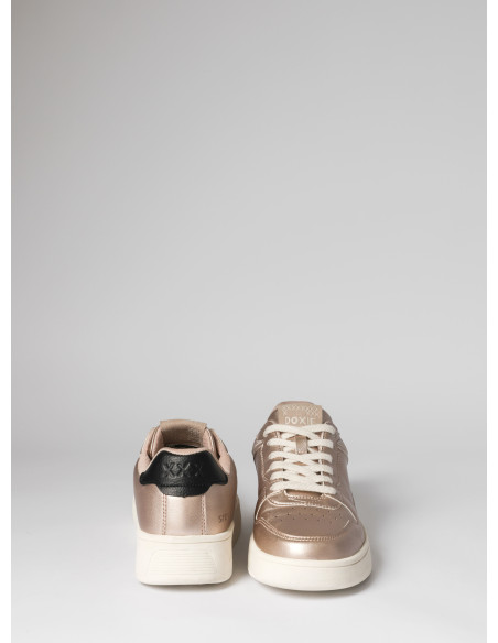 Zapatilla sintética dorada con brillo sutil, ideal para looks cómodos y modernos.