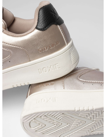 Zapatilla urbana de mujer en color oro con acabado metalizado suave y diseño elegante para streetwear.