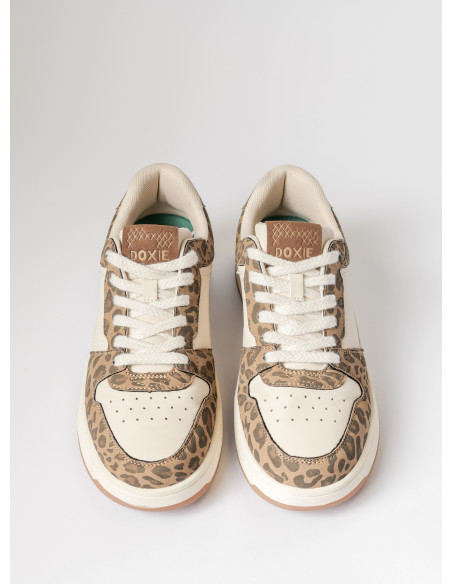 Zapatilla sintética con estampado audaz, ideal para un estilo de vida activo y urbano.