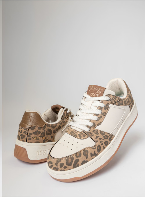 Zapatilla de mujer con diseño llamativo en animal print, perfecta para un look seguro y moderno.