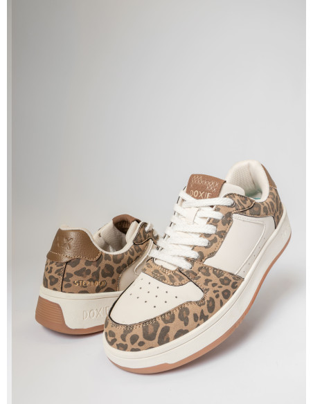 Zapatilla de mujer con diseño llamativo en animal print, perfecta para un look seguro y moderno.