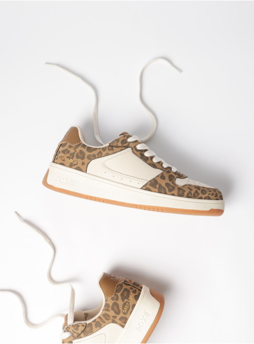 Zapatilla de mujer con diseño llamativo en animal print, perfecta para un look seguro y moderno.