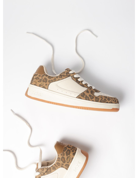 Zapatilla sintética con estampado animal print, perfecta para destacar en cualquier ocasión.