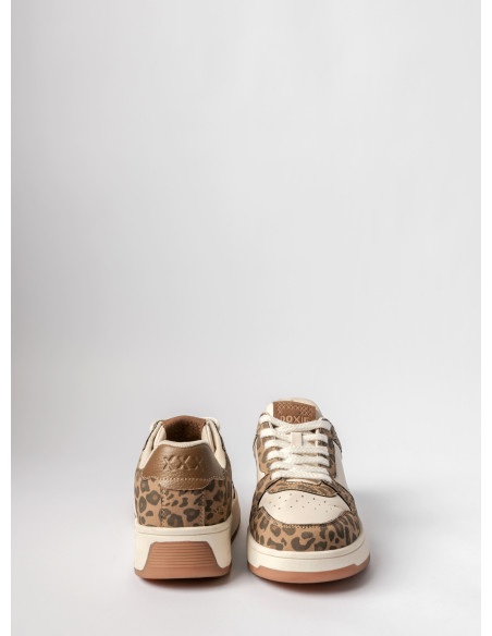 Zapatilla urbana de mujer en animal print, diseño audaz y rebelde, ideal para streetwear.