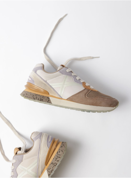 Zapatilla de cuero y textil en beige, combina estilo urbano con funcionalidad, ideal para el día a día.