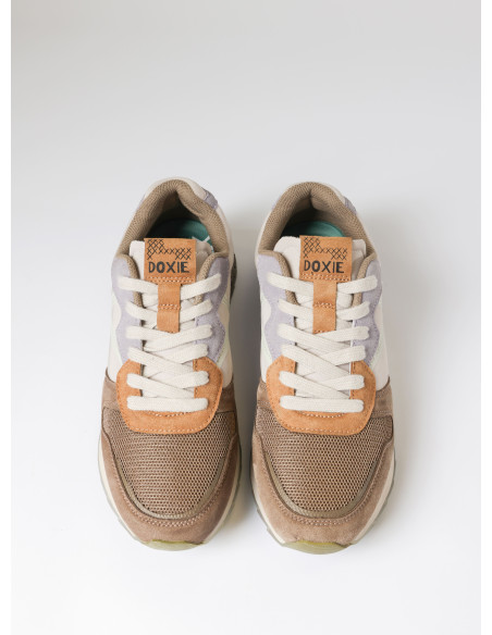 Zapatilla ligera en tonos claros, perfecta para un estilo urbano y casual, diseñada para el movimiento natural.