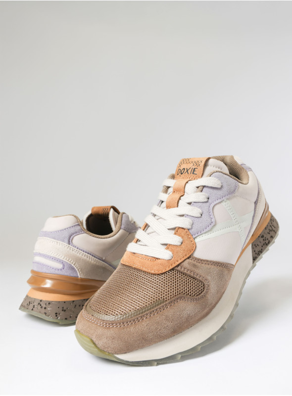 Zapatilla de cuero y textil en beige, combina estilo urbano con funcionalidad, ideal para el día a día.