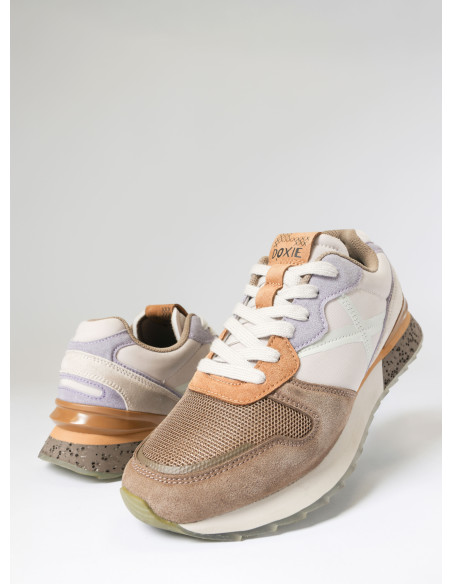 Zapatilla de cuero y textil en beige, combina estilo urbano con funcionalidad, ideal para el día a día.