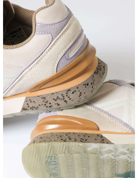 Zapatilla urbana beige de cuero y textil para mujer, ideal para actividades diarias y confort en cada paso.