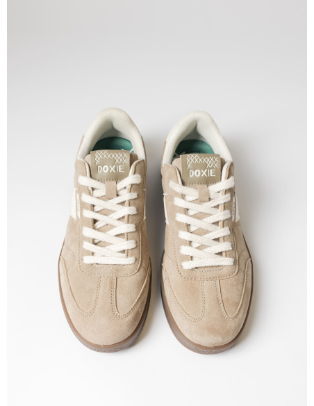 Zapatilla beige con detalles en cuero, perfecta para un look casual y auténtico.