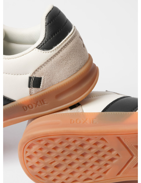 Zapatilla urbana blanca unisex que combina con facilidad y aporta seguridad al caminar.