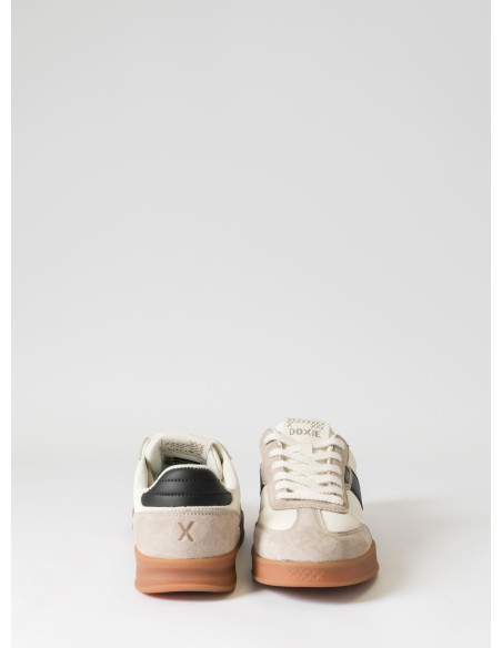 Zapatilla unisex blanca con silueta limpia ideal para outfits casuales.