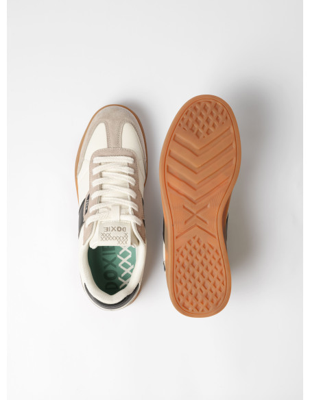 Zapatilla unisex blanca de cuero sintético con diseño urbano y líneas marcadas.