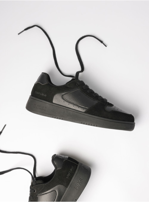 Zapatilla urbana unisex negra de material sintético, ideal para uso diario y resistente al desgaste.