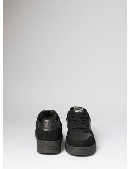 Zapatilla negra unisex con suela resistente, adecuada para actividades cotidianas en entornos urbanos.