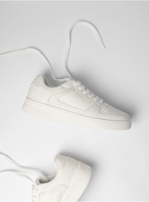 Zapatilla urbana unisex blanca de diseño sintético, ideal para actividades cotidianas y estilo moderno.